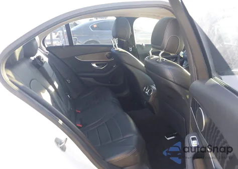 2017 Mercedes-Benz C 300 z USA, uszkodzony, nr VIN 55SWF4JB1HU179161